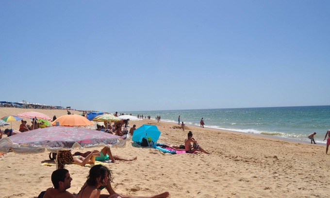 Vale do Garrao Apartment | Spacious 3-Bed Apartment with Pool Near Beach & Restaurants
