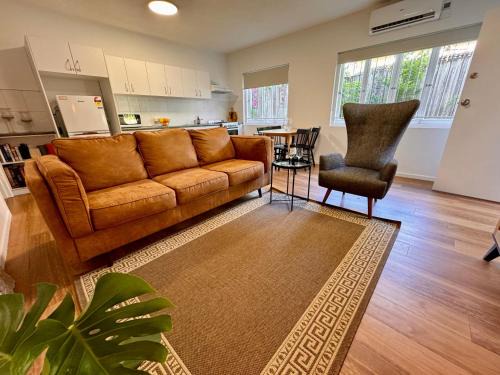 Woolloongabba Apartment | Budget-Friendly 3 Bed Accommodation Near Gabba with Parking