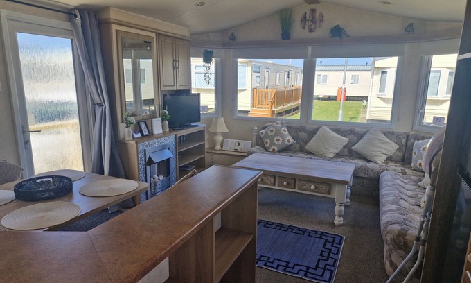 Chapel Saint Leonards Ski Chalet | 3 Bed Caravan -Sleeps 8 - Pool-Beach