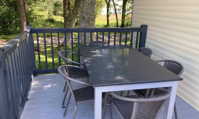 Cowes Cabin | Cozy 3-Bed Caravan with Sea Views & Family Amenities