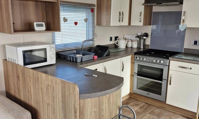 Chapel Saint Leonards Ski Chalet | 3-Bed Caravan - Sleeps 8 - Pet Friendly - Pool