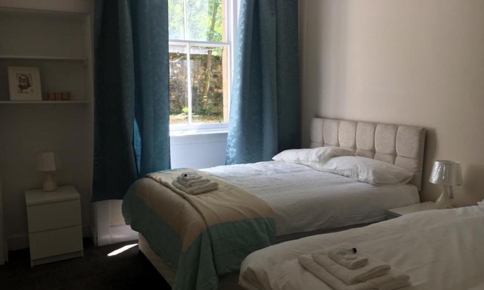 Dalry Apartment | Cozy 3-Bed Apartment in Edinburgh - Pet Friendly Retreat