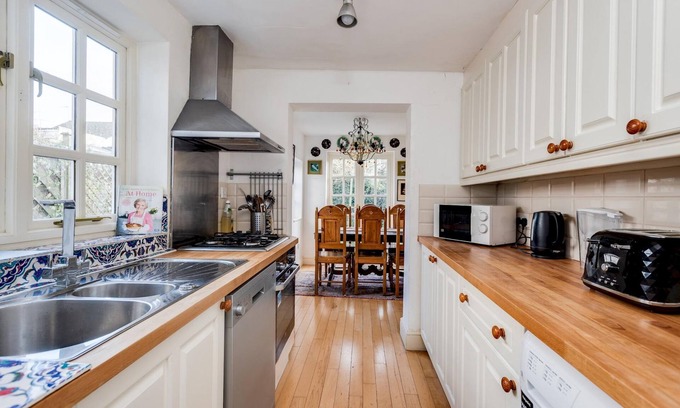 Oxford City Centre House | Cozy 3-Bed Bookbinder House with Pet-Friendly Amenities