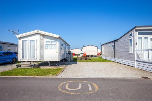 Minster on Sea House | 3 bed Cosy Caravan for up to 5