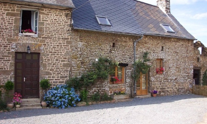Saint-Simeon Cottage | Cozy 3-Bed Cottage in Passais-Villages with Breakfast