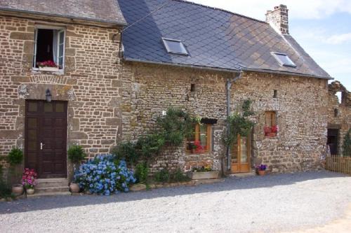 Saint-Simeon House | Charming 3-Bed Cottage in Passais-Villages - Family Friendly