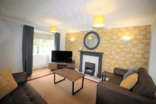 Warmsworth House | Pet-Friendly 3 Bed Home with Top Reviews in Quiet Area