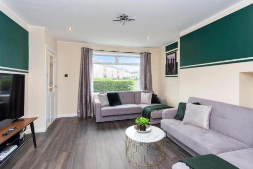 Niddrie House | 3-Bed Edinburgh Abode - Parking and Garden