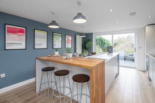 Llanfaelog House | Stylish 3-Bed Holiday Home in NR Rhosneigr - Family Friendly