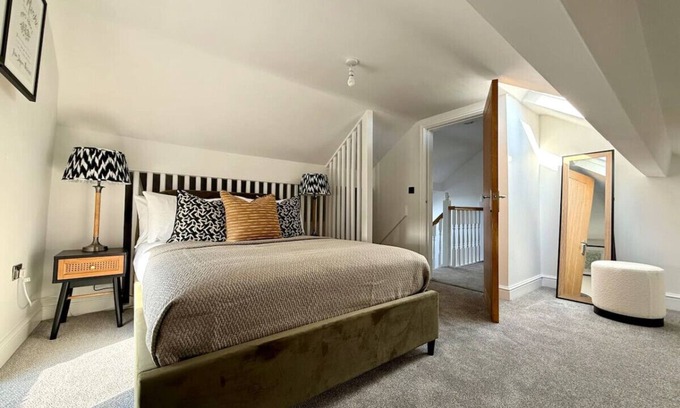 Holmes Chapel Apartment | 3 bed flat in Holmes Chapel (Harry Styles village)