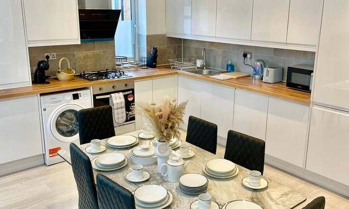Cambridge Apartment | 3 Bed Flat - Sleeps 6 - Parking - Wifi