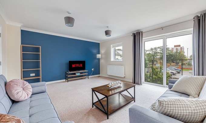 Bedford House | Perfect 3 Bed Home for Business or Leisure with Free Parking