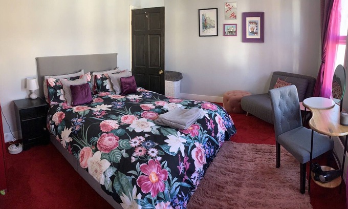 Folkestone House | Ideal 3-Bed Home with Ocean View and Pet-Friendly Amenities