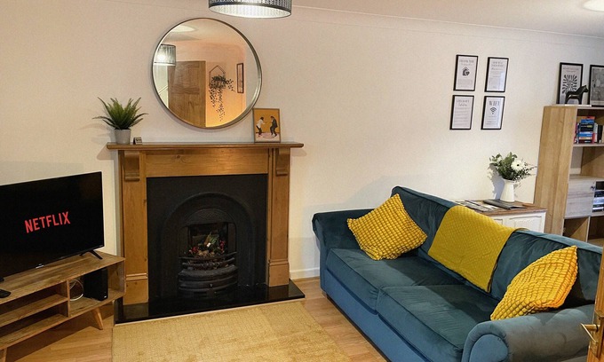 Cheltenham House | Family-Friendly 3 Bed Home in Cheltenham with Free Parking