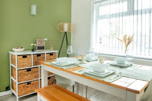 Bramcote House | 3 bed home in Wollaton, Nottingham