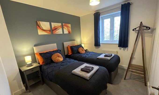Bletchley House | Exceptional 3 Bed House with Free Parking for All Travelers