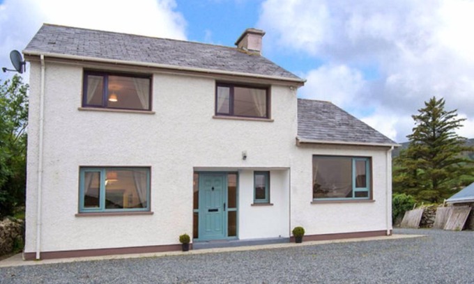 Clonmany House | Cozy 3-Bed House in Clonmany with Scenic Hillside Views