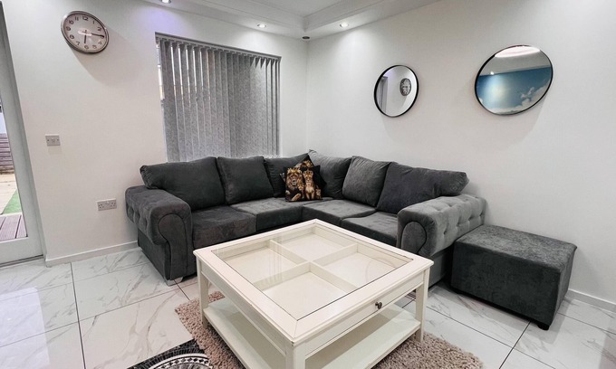 Yeading House | Cozy 3-Bed House in Northolt with Family-Friendly Amenities