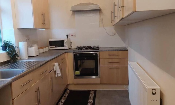Warrington House | Family-Friendly 3-Bed House in Warrington with Breakfast