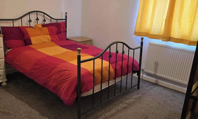 Bletchley House | 3 Bed House- Sleeps 6 - Parking - Wifi