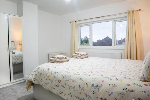 Westcliff-on-Sea House | 3 Bed House Sleeps 6 - Free Parking -Tv & Wi-Fi