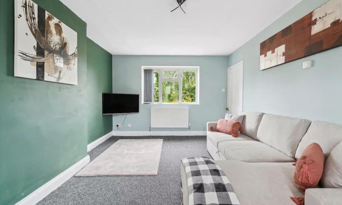 Littlemore House | Pet-Friendly 3 Bed House for Up to 7 Guests in Oxford