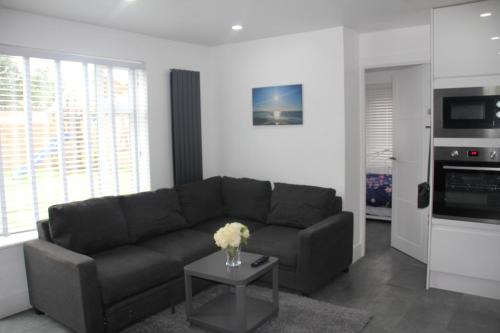 Buckhurst Hill Apartment | Convenient 3-Bed House Near Central Line & Pet Friendly