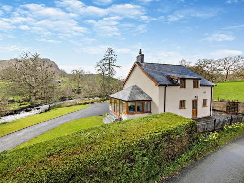 Llanuwchllyn House | Family-Friendly 3-Bedroom Retreat in Bala, Perfect for Pets!