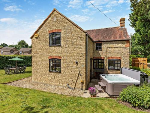 Gawcott House | Family-Friendly 3-Bed Home in Bicester with Hot Tub