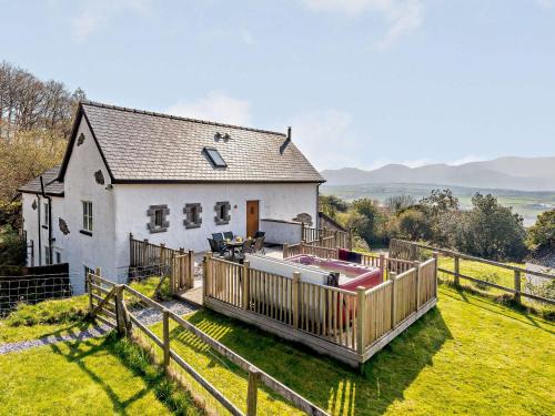 Eglwysbach House | Family-Friendly 3-Bed Retreat in Conwy with Hot Tub