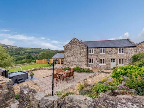 Bwlchgwyn House | Family-Friendly 3-Bed Retreat in Gwynfryn with Hot Tub