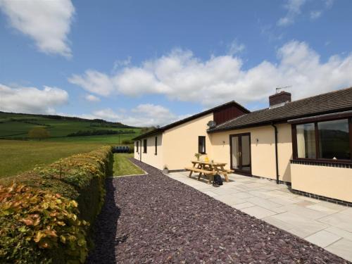 Kinnerton House | Pet-Friendly 3-Bed Retreat in Kington - Family Welcome!