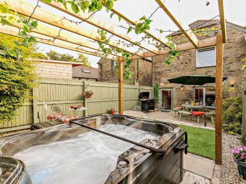 Lanhydrock House | Pet-Friendly 3-Bed Retreat near Lanhydrock with Hot Tub