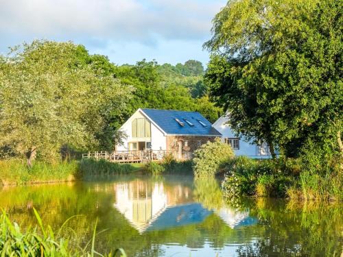 Llawhaden House | Family-Friendly 3-Bed Retreat in Narberth Awaits You