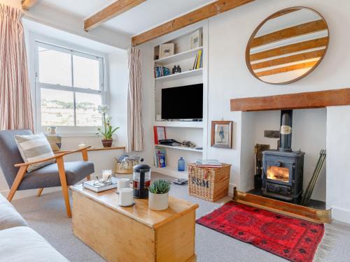 Polruan House | Family-Friendly 3-Bed Retreat in Polruan - Perfect for Groups