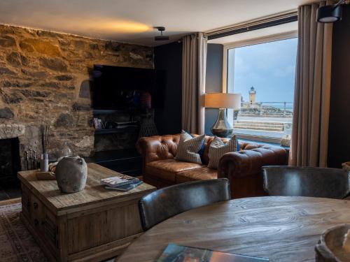 Portpatrick House | Family-Friendly 3 Bed Retreat in Portpatrick with Hot Tub