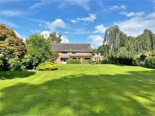 Aymestrey House | Cozy 3-Bed Retreat in Pet-Friendly Presteigne