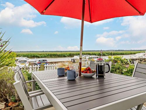 Reedham House | Cozy 3-Bedroom Retreat in Pet-Friendly Reedham