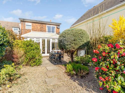 North Sunderland House | Pet-Friendly 3-Bed Retreat in Seahouses for Families