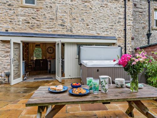Settle House | Family-Friendly Retreat with Hot Tub in Settle