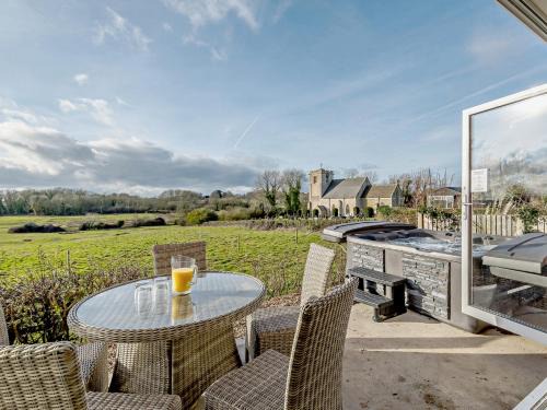 Skendleby House | Cozy 3-Bed Retreat in Skendleby with Hot Tub Access