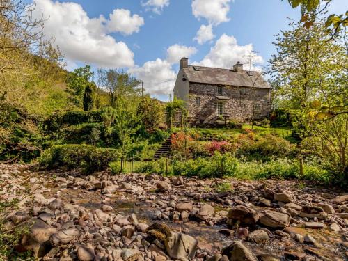 Llanfihangel Tal-y-llyn House | Cozy 3-Bedroom Retreat in Talybont-on-Usk