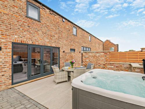 Alne House | Family-Friendly 3 Bedroom Retreat in Tollerton with Hot Tub