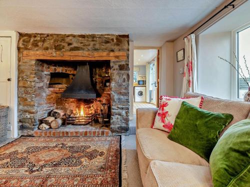 Weare Giffard House | Cozy 3-Bed Retreat in Weare Giffard with Great Amenities