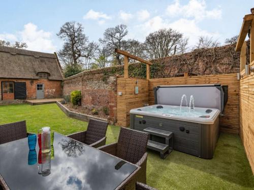 Irstead House | Welcoming 3-Bed Retreat in Wroxham with Hot Tub