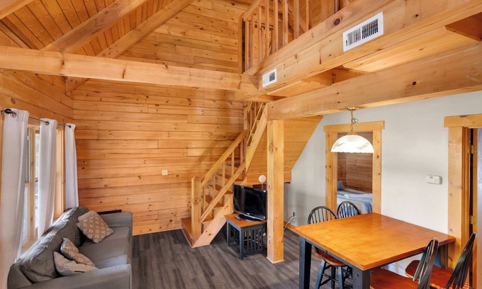 Jamestown Cabin | Cozy 3-Bed Log Cabin Near Safe Harbor Jamestown