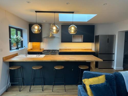 Rayleigh House | Exceptional 3-Bed Open Plan Living for Families & Pets