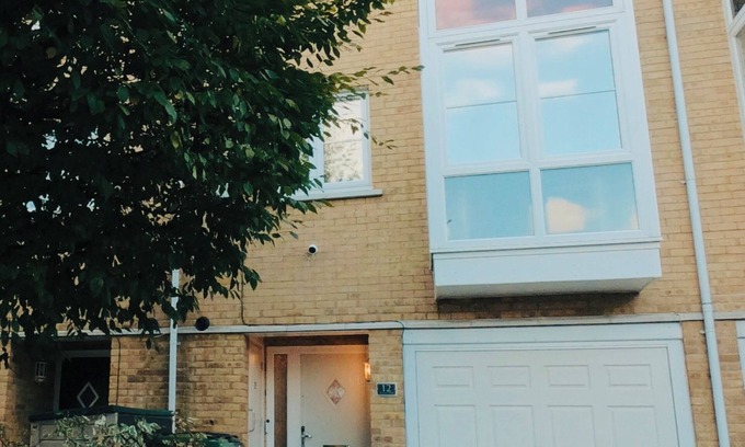 Ewell House | 3 bed modern townhouse W/self check in, sleeps 6 & 35mins direct train to London