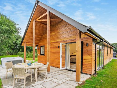 Upper Killay House | Family-Friendly 3-Bed Property with Hot Tub in Gower