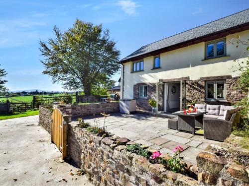 Broadwoodkelly House | Family-Friendly 3-Bed Property in Winkleigh, Pet Welcomed